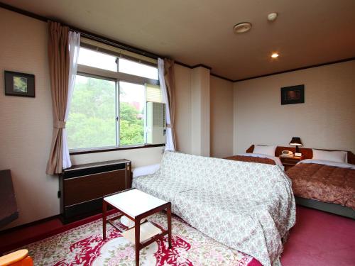 Twin Room image 4