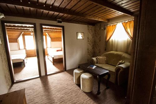  Aranygombos Fogadó in Telkibánya