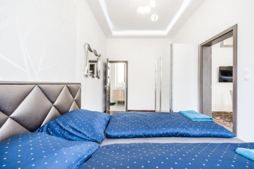 Comfortable quiet apartment in the city center - image 11