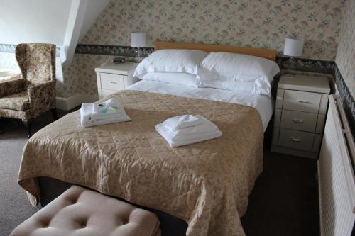 1 double bed, 2 twin beds