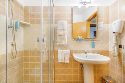 2 twin beds