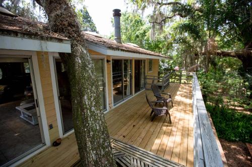 ทางเข้า, Riverfront Treetop Bungalow in โฮโมซัสซา (FL)