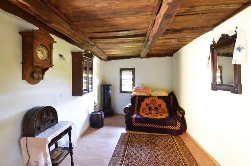 Pivnice Radosavljević - Ljubina brvnara (Pivnice Radosavljevic - Ljubina brvnara) in Rogljevo