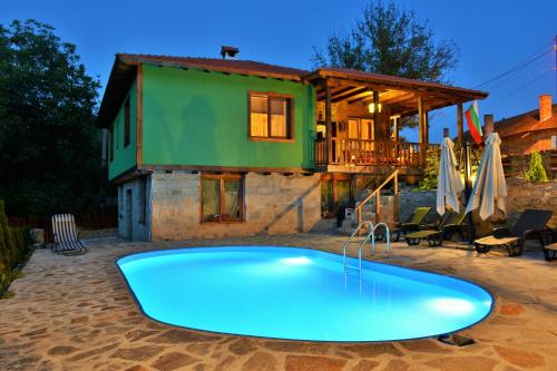 Къща край реката/ House by the river (Къща краи реката/ House by the river) in อาร์บานาสซี