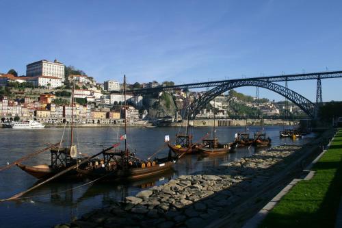 LovelyStay - Genuine Bonfim Balcony Flat - image 7