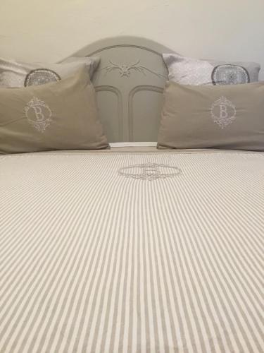 1 queen bed, 1 sofa bed