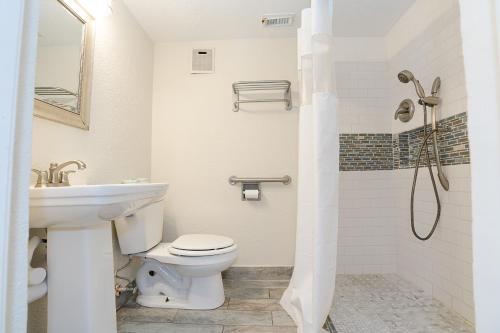 Newly Listed Seaside Retreat with 2 Pools - image 5
