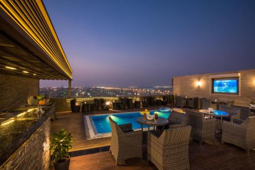 Swimming pool, Naviti Warwick Dammam in Dammam