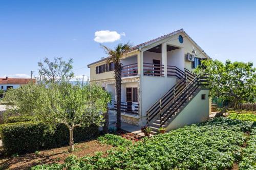 Apartment Matkos - with garden and terrace