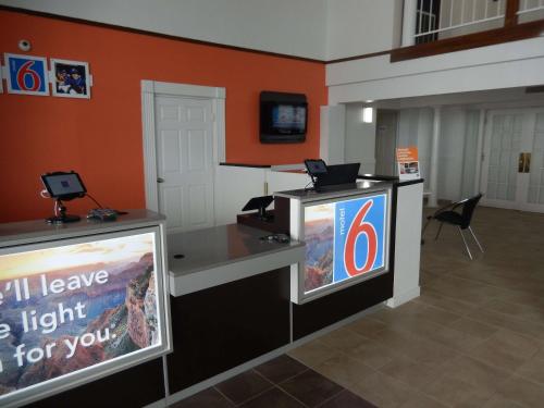 ห้องส่วนกลางสำหรับนั่งเล่น/ดูทีวี, Motel 6 Portland, TX in พอร์ตแลนด์ (TX)