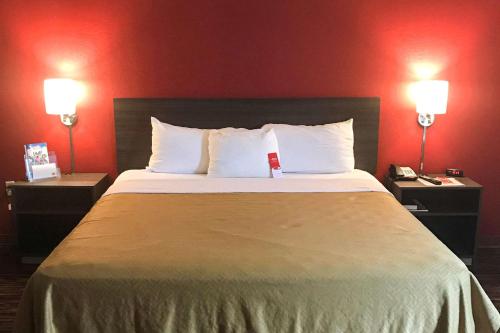 Econo Lodge - image 5