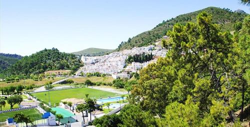 Calle Los pinos en Benahavis Pueblo in 貝納阿維斯鎮中心