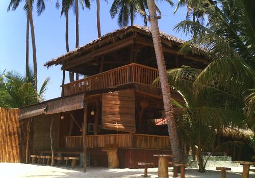 เจเจเอส แบคแพคเกอร์ วิลเลจ (JJS BACKPACKERS VILLAGE) in เกาะซีกีคอร์