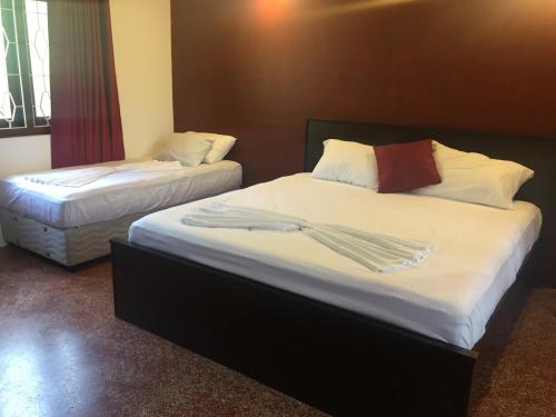 1 king bed, 1 twin bed