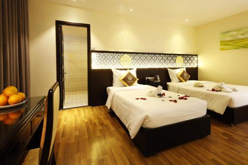 1 queen bed, 2 twin beds