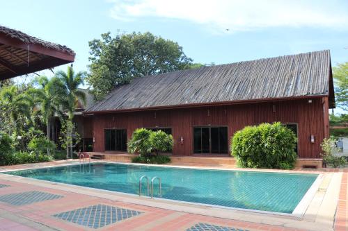 Swimming pool, บ้านไทยรีสอร์ท in Si Prachan