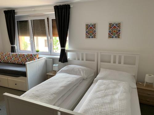 2 queen beds, 3 sofa beds
