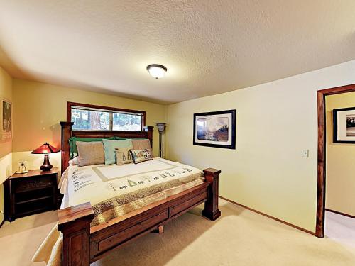 New Listing! Tahoe Retreat With Amazing Locale Home - image 9