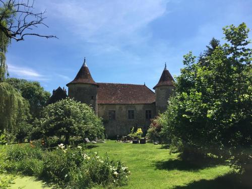 Château du 16eme siècle gîte à louer Roset-Fluans