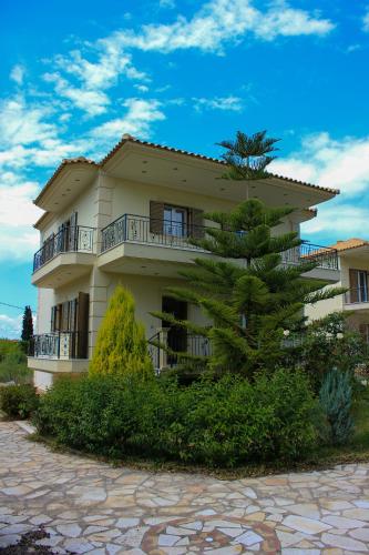 Maison fleurs gîte à louer Zakhlorítika