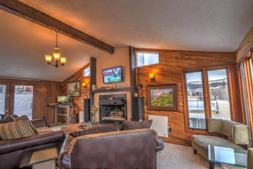 Best Views in Town + Pool Table & Fireplace +Dogs! - image 5