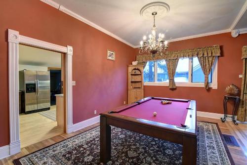 Governor's Mansion - downtown beautiful space pool table pets welcome! - image 5