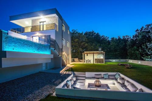Villa Zora -luxurious villa with heated pool, sauna, 4 bedrooms, 10 persons max - Accommodation - Omiš