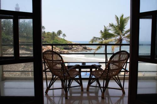 ระเบียง/ชานเรือน, ดิ โอเชียน พาร์ค บีช รีสอร์ต (The Ocean Park Beach Resort) in โกวาลัม