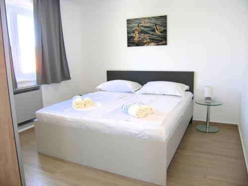 One-Bedroom Apartment image 2
