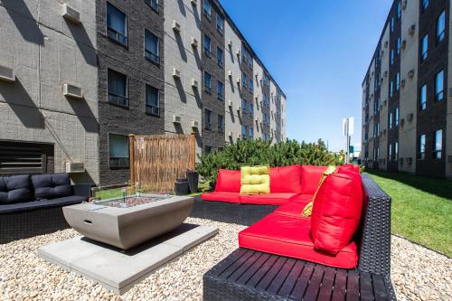 Travelodge by Wyndham Edmonton West - image 3