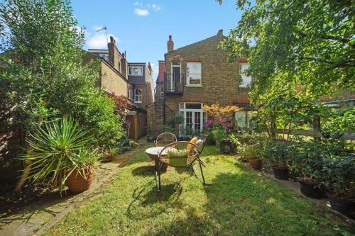 Amazing 2 Double bed in Acton with shared garden!
