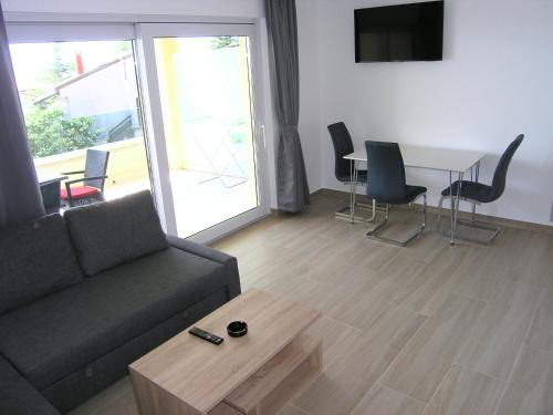 One-Bedroom Apartment image 6