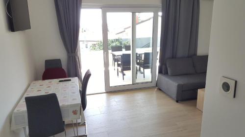 One-Bedroom Apartment image 6