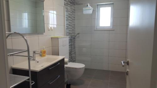 One-Bedroom Apartment image 4