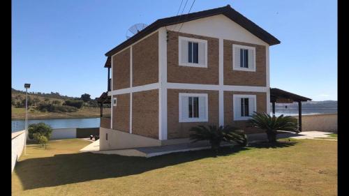 Casa de Campo às margens do lago de furnas