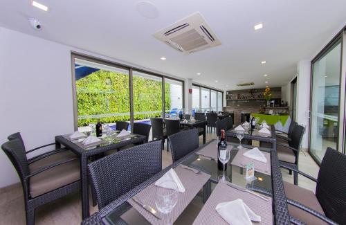 Étterem, Varanasi Hotel Boutique Aeropuerto in Marbella