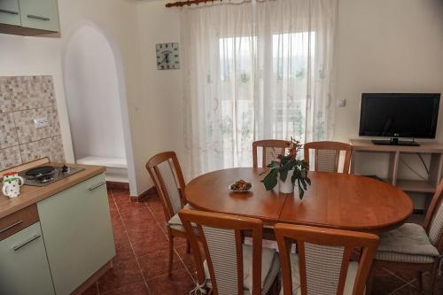  Apartment Slatine 15504b, Pension in Slatine