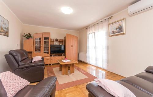 Three-Bedroom Apartment in Paljuv in Paljuv