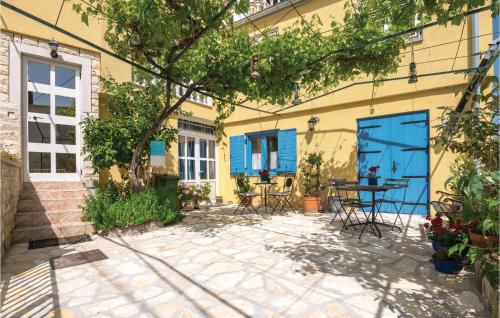  Three-Bedroom Apartment in Posedarje, Unterkunft in Posedarje