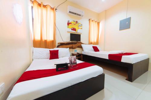 RedDoorz near New Government Center Room Type - Family Room