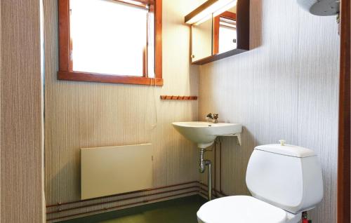 Bathroom, Amazing Home In Syssleback With Kitchen in Vingang