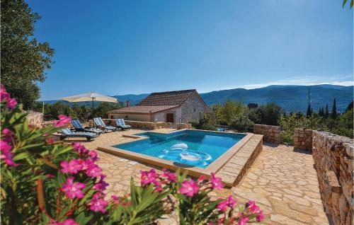 Stunning Home In Stari Grad With 2 Bedrooms, Wifi And Outdoor Swimming Pool - Stari Grad