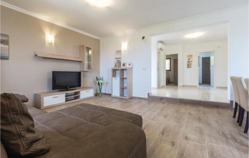  Three-Bedroom Apartment in Povanja in Plovanija