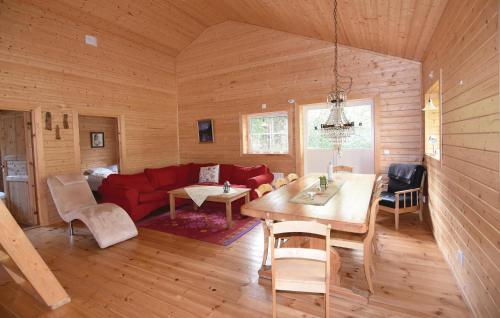 3 Bedroom Stunning Home In Mellerud in Asensbruka