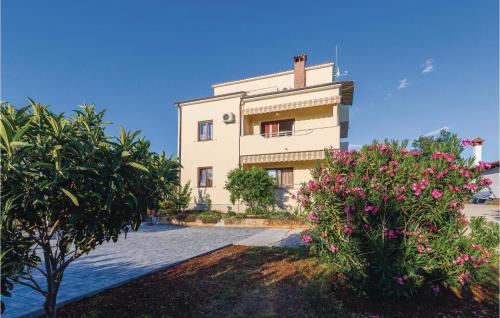  Three-Bedroom Apartment in Povanja, Pension in Plovanija