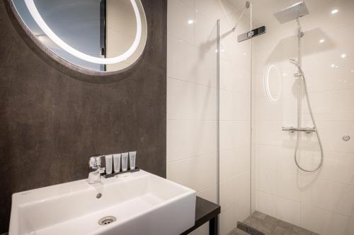 Standard Triple Room image 8