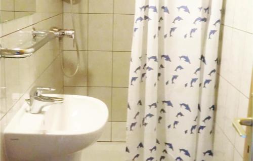 Vannas istaba, 2 Bedroom Stunning Apartment In Noertrange in Noertrange