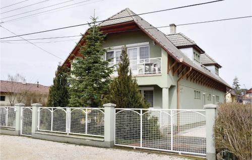  Two-Bedroom Apartment in Balatonlelle, Unterkunft in Balatonlelle