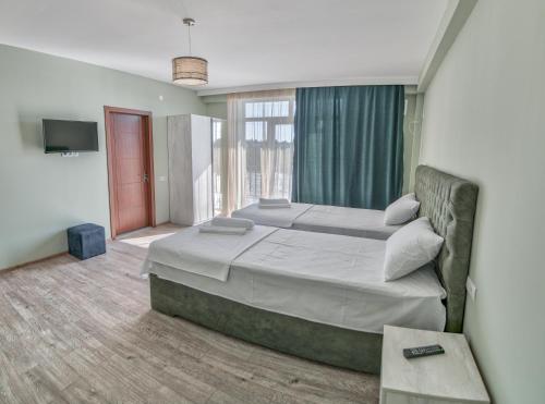 Four Seasons Riverside外景图