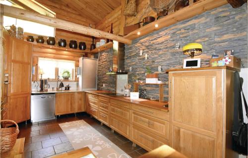 кухня, Nice Home In Mellerud With Sauna in Mellerud